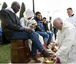 رهبر کاتولیک‌های جهان پاهای پناهجویان را  شست و شو داد 